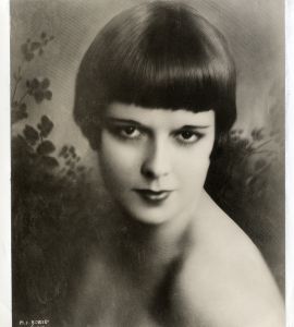 LOUISE BROOKS AT THE START OF HER PARAMOUNT CONTRACT [1925] Photo