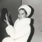 BARBRA STREISAND WEARS WHITE FUR AT PIERRE TRUDEAU EVENT (1970)