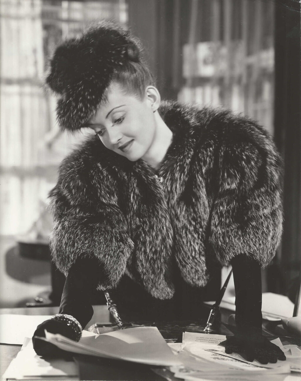 DARK VICTORY BETTE DAVIS WEARS FUR (1939)