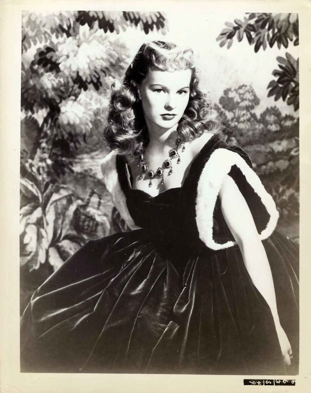 FOREVER AMBER / PEGGY CUMMINS PORTRAIT (ca.1946)