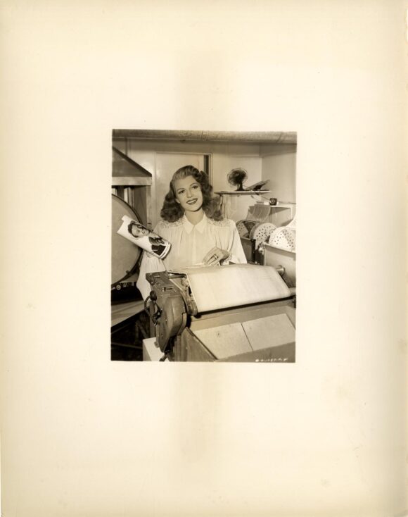 GILDA (1946) / RITA HAYWORTH BEHIND-THE-SCENES - 1