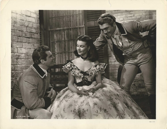 GONE WITH THE WIND -D13- VIVIEN LEIGH AS SCARLETT O’HARA AND GEORGE REEVES AND FRED CRANE AS TARLETON BOYS AT TARA IN GEORGE CUKOR DIRECTED VERSION