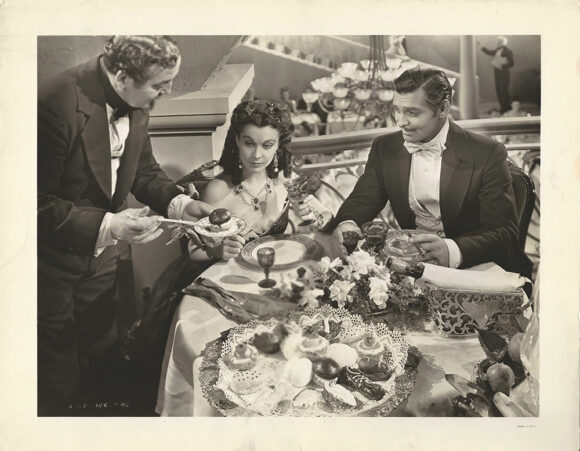 GONE WITH THE WIND -E14- VIVIEN LEIGH AS SCARLETT O’HARA AND CLARK GABLE AS RHETT BUTLER IN NEW ORLEANS HONEYMOON SCENE