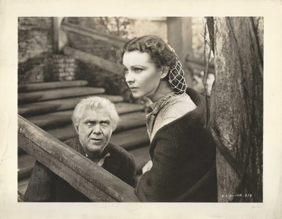 GONE WITH THE WIND -F15- THOMAS MITCHELL AS GERALD O’HARA AND VIVIEN LEIGH AS SCARLETT O’HARA AT TARA DURING THE WAR