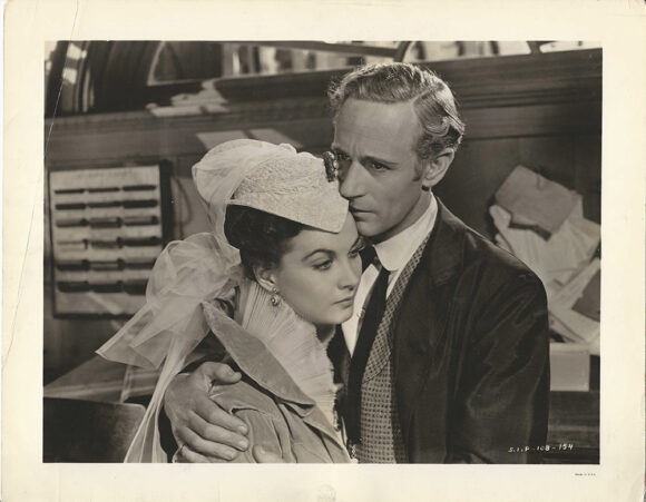 GONE WITH THE WIND -G16- VIVIEN LEIGH AS SCARLETT O’HARA AND LESLIE HOWARD AS ASHLEY WILKES AT SAW MILL