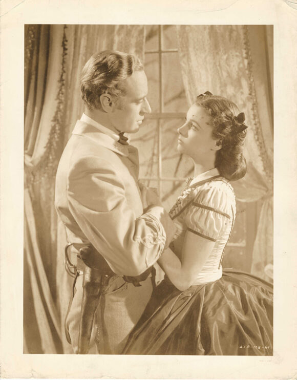 GONE WITH THE WIND -J19- VIVIEN LEIGH AS SCARLETT O’HARA AND LESLIE HOWARD AS ASHLEY WILKES CHRISTMAS IN ATLANTA