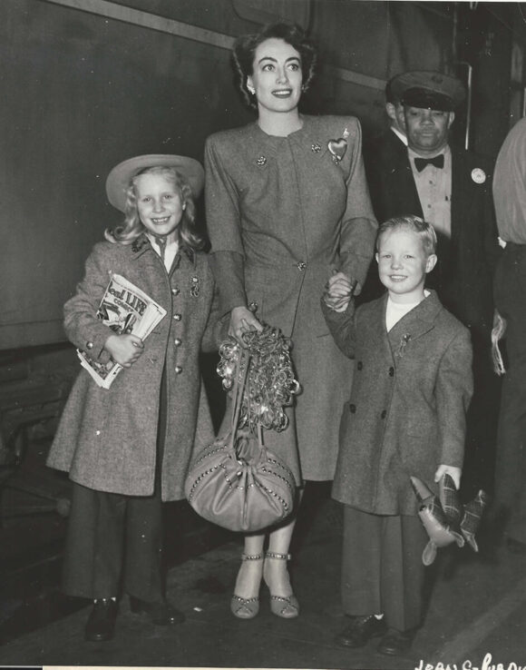 JOAN CRAWFORD ARRIVES WITH CHRISTINA AND CHRISTOPHER (1947)