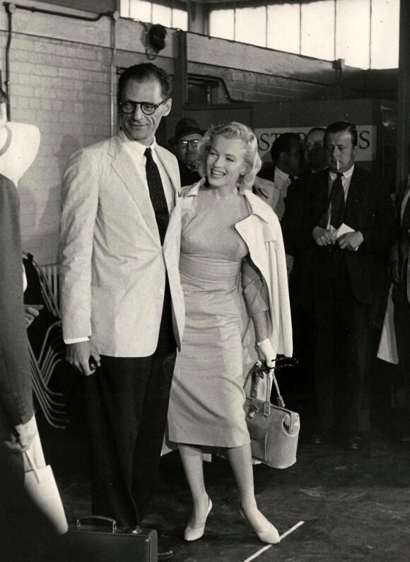 MARILYN MONROE, ARTHUR MILLER / IN LONDON (1956)