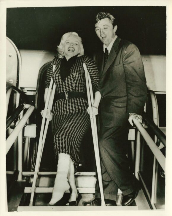 MARILYN MONROE, ROBERT MITCHUM / AIRPORT CANDID (1953)