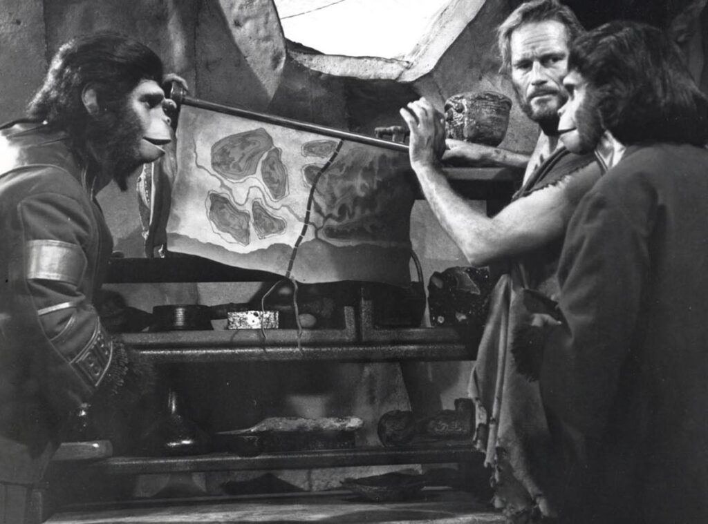 PLANET OF THE APES [LA PLANÈTE DES SINGES] (1968) Set of 7 French photos