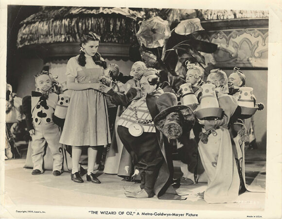 WIZARD OF OZ/JUDY GARLAND AND THE MUNCHKINS (1939)