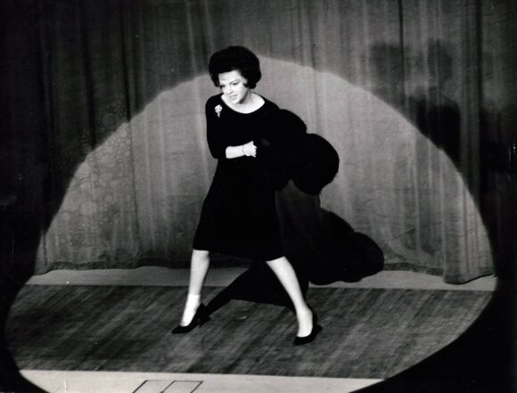 I COULD GO ON SINGING (1963) Judy Garland on stage - 2