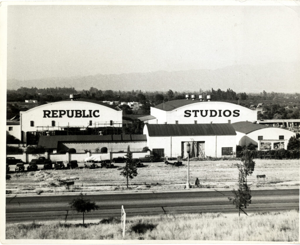 Collection of 6 photos documenting the Hollywood studios (ca. mid-1930s) - Image 3