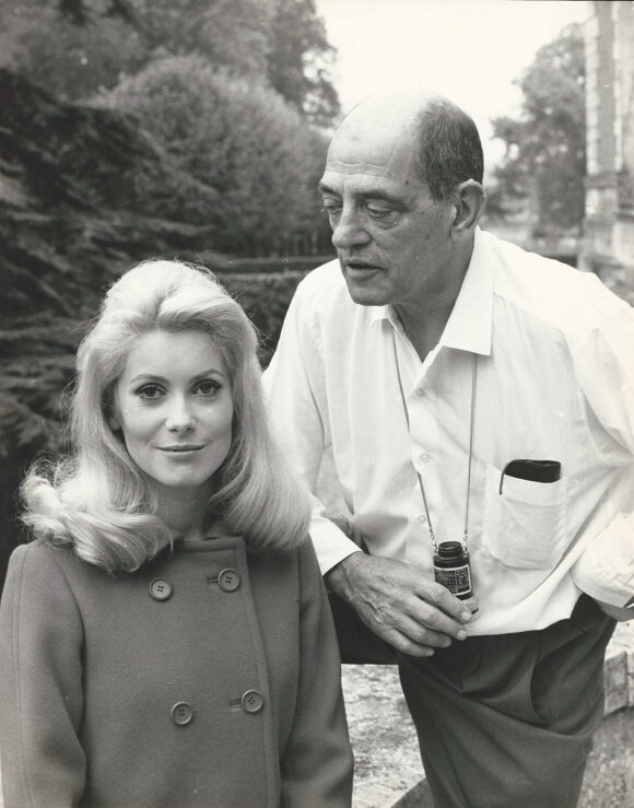 LUIS BUÑUEL, CATHERINE DENEUVE I BELLE DE JOUR (1967) French BTS photo