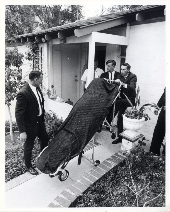 POLICE REMOVE RAMON NOVARRO'S BODY (1968) Press photo