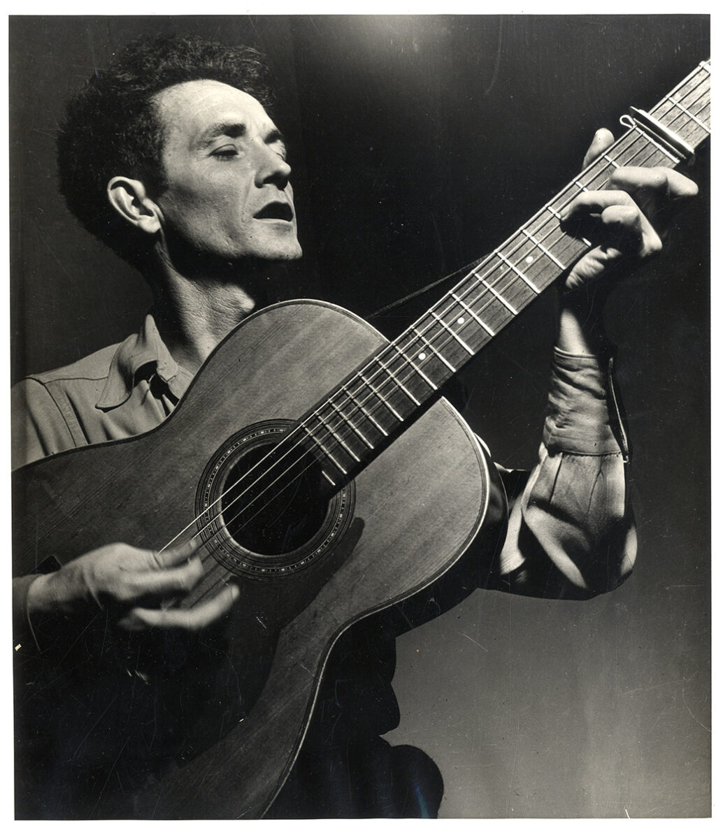 WOODY GUTHRIE (ca. 1945) Photo