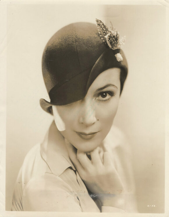 DOLORES DEL RÍO MODELS HAT AT WARNER BROTHERS (ca. 1935) Studio portrait