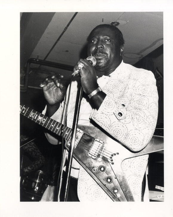 ALBERT KING PERFORMING (ca. 1975) Set of 2 photos - Image 3