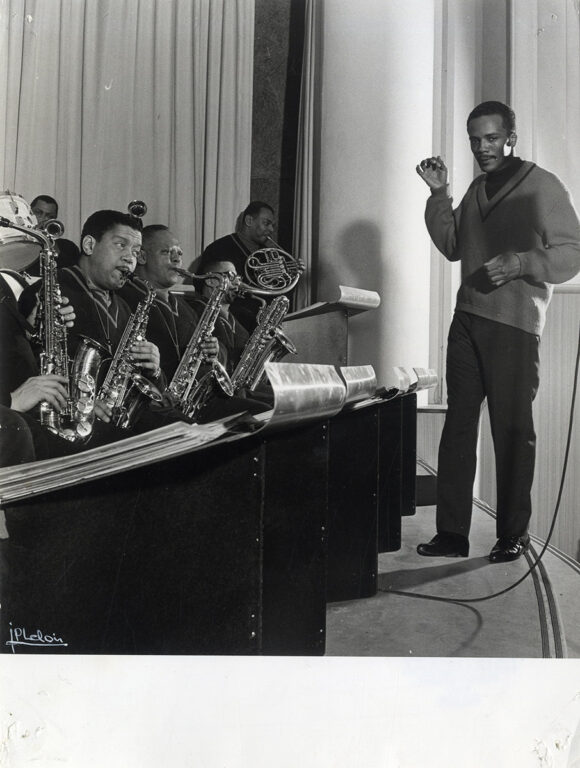 QUINCY JONES CONDUCTING (ca. 1965) French photo