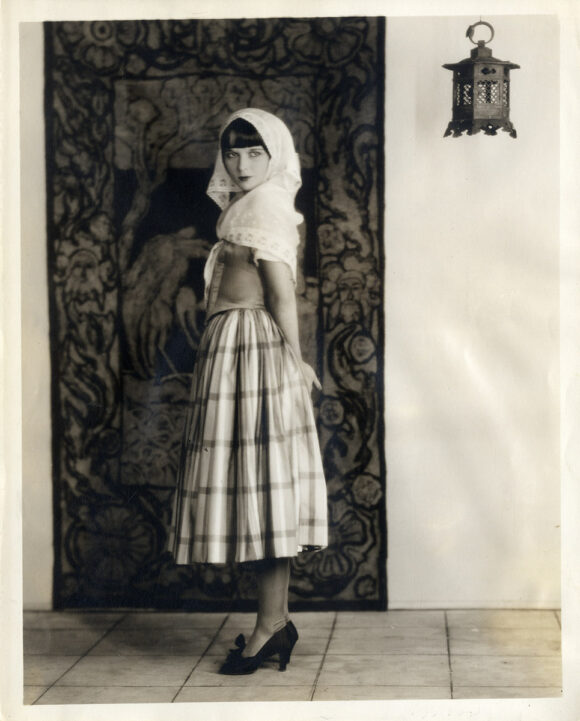 LOUISE BROOKS WITH HEAD AND SHOULDERS IN A SHAWL [1927] Photo