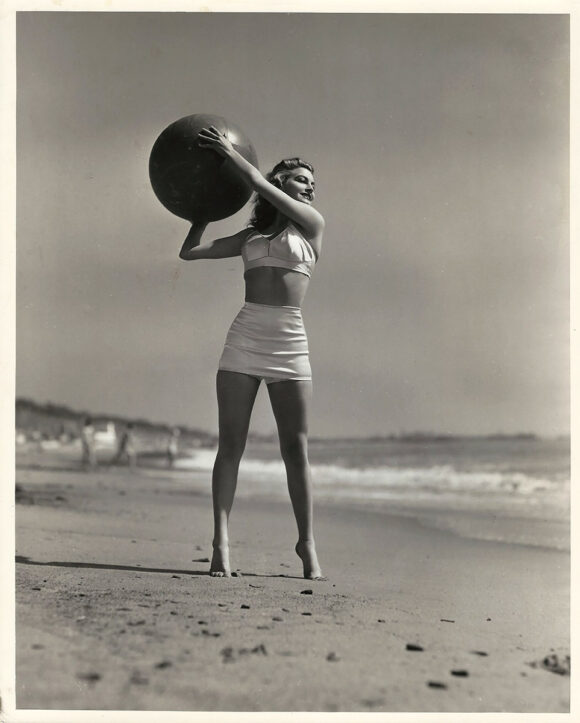 AVA GARDNER AT BEACH (1942) Photo