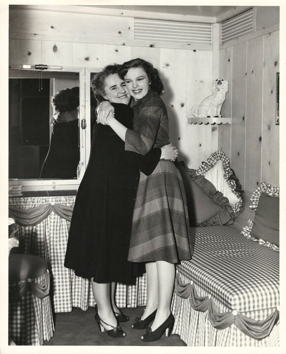 JUDY GARLAND WITH HER MOTHER (1941) Photo