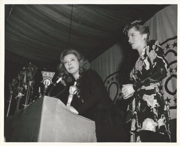 GREER GARSON PRESENTED WITH BEST ACTRESS OSCAR BY JOAN FONTAINE (1943) Photo