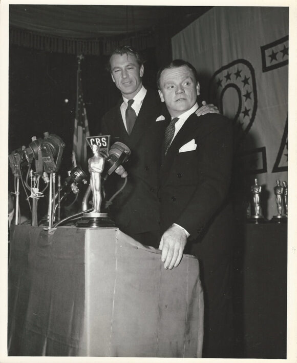 JAMES CAGNEY PRESENTED WITH BEST ACTOR OSCAR BY GARY COOPER (1943) Photo